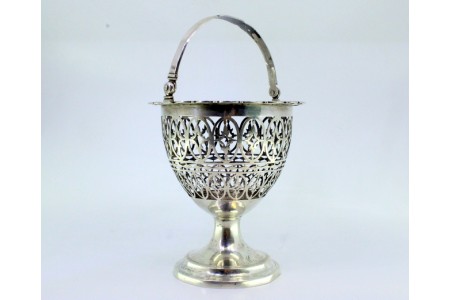 Bomboneira em prata recortada com asa basculante e assente sobre base circular com frisos.