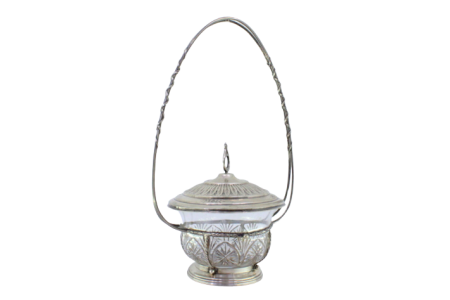 Bomboneira em prata com laços, frisos, tampa com pomo e motivos florais gravados, alma em vidro lapidado.