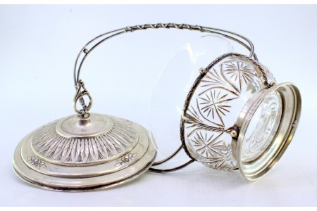 Bomboneira em prata com laços, frisos, tampa com pomo e motivos florais gravados, alma em vidro lapidado.