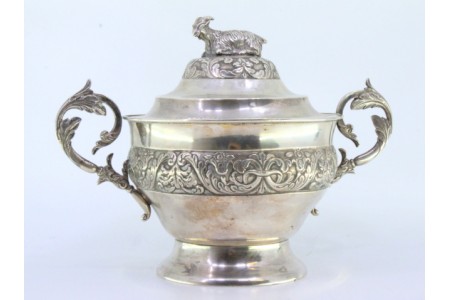 Bomboneira em prata relevada com plumas, frisos, cabos recortados decorados com folhas de acanto e pomo na tampa em forma de cabra.