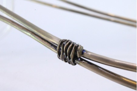 Bomboneira em vidro com estrutura em prata assente em base circular com aplicações.