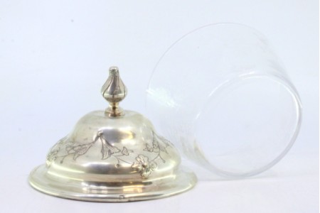 Bomboneira em vidro lapidado a ácido e tampa com pomo em prata com motivos vegetalistas gravados.