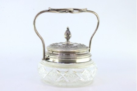  Bomboneira em vidro lapidado com estrutura em prata, tampa relevada com pomo e asa basculante.