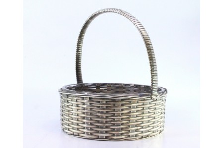 Bomboneira em prata em forma de canastra com alma em vidro.