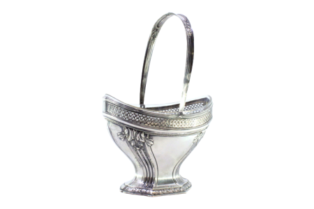 Bomboneira em prata com relevos e gradinha com alma em vidro e pega perlada com relevos