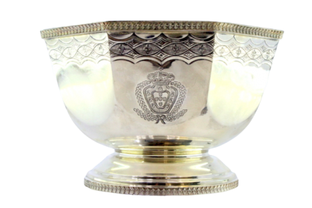 Bomboneira em prata de forma octogonal com as armas de Portugal gravadas e frisos envolventes relevados com flores de Lys.