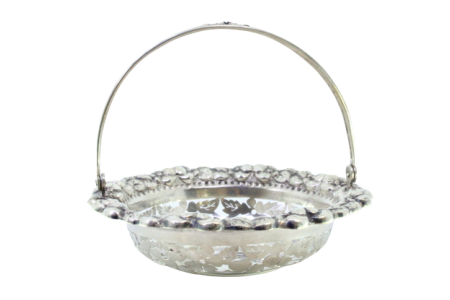 Bomboneira em prata recortada em forma de cesto com motivos florais relevados e asa articulada.