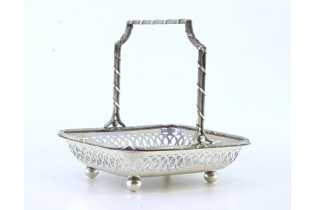 Bomboneira em prata recortada com asa fixa frisada e fita envolvida.