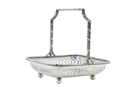 Bomboneira em prata recortada com asa fixa frisada e fita envolvida.