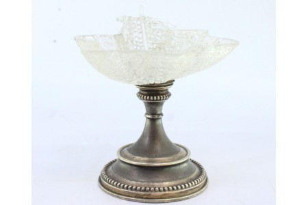 Bomboneira com base em prata com frisos perlados em suporte de cúpula em vidro foscado e em forma de folha. 