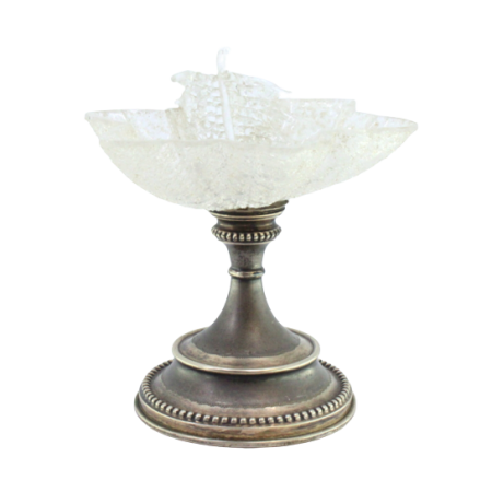 Bomboneira com base em prata com frisos perlados em suporte de cúpula em vidro foscado e em forma de folha. 