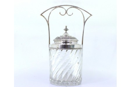 Bomboneira em em vidro ondeado com estrutura em prata e tampa relevada com pomo na tampa.