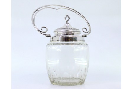 Bomboneira em vidro lapidado com estrutura em prata e tampa relevada com pomo recortado encimado.