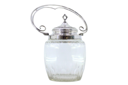 Bomboneira em vidro lapidado com estrutura em prata e tampa relevada com pomo recortado encimado.