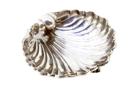 Bomboneira em prata em forma de concha com três pés em formato de búzios com relevos.