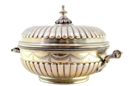 Bomboneira em prata gomada com gravados, laços, grinaldas, asas relevadas e pomo na tampa em forma de folhas de acanto.