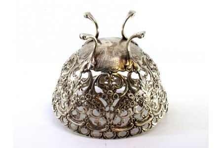 Bomboneira em prata com recortes e relevos assente em quatro pés alteados  em forma de garras.