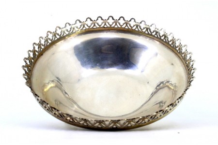 Bomboneira em prata com gradinha no bordo e assente em quatro pés