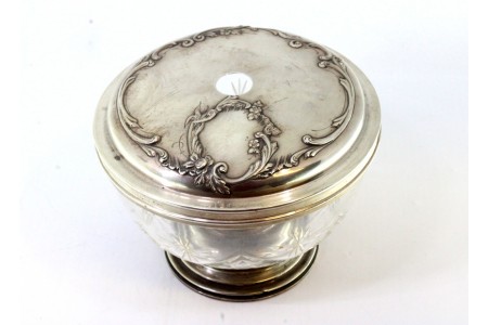  Bomboneira em vidro lapidado com aplicações de prata na tampa relevada 