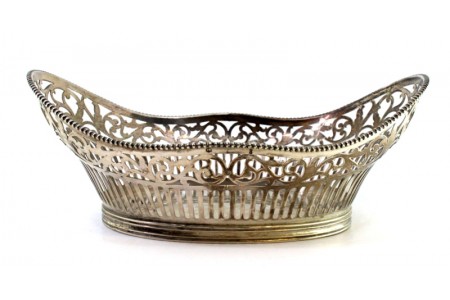 Bomboneira em prata recortada de forma oval e friso perlado na envolvência.