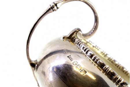 Bomboneira em prata redonda com relevos no topo duas pegas com aplicações e base redonda