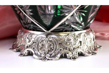 Bomboneira com estrutura em prata revelada e vidro lapidado em tom esverdeado.