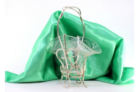 Bomboneira em vidro lapidado a ácido assente em estrutura em prata com pega entrelaçada e assente em quatro pés com enrolamentos.