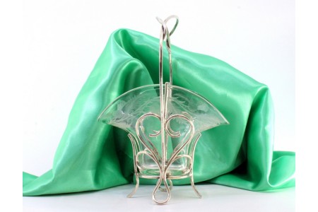 Bomboneira em vidro lapidado a ácido assente em estrutura em prata com pega entrelaçada e assente em quatro pés com enrolamentos.