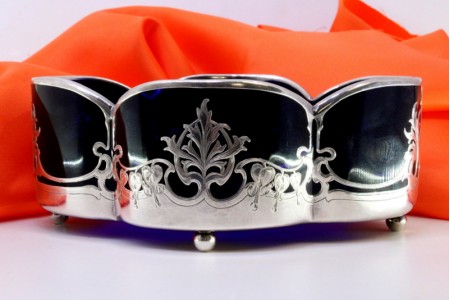  Bomboneira em vidro azul revestida a prata pura recortada ao gosto islâmico e assente em quatro pés em forma de bolas.