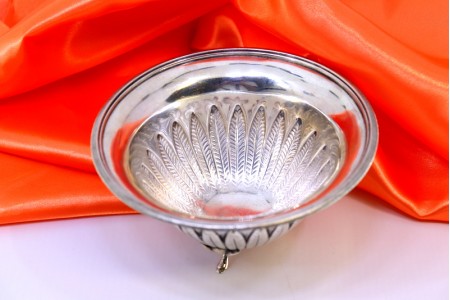 Bomboneira em prata relevada em forma de folhas de acanto e assente em três pés altos.