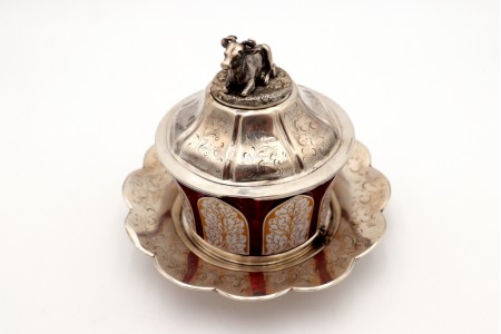  Bomboneira em vidro colorido com base e tampa em prata