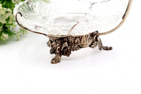  Bomboneira com estrutura em prata com alma em vidro lapidado e assente em três