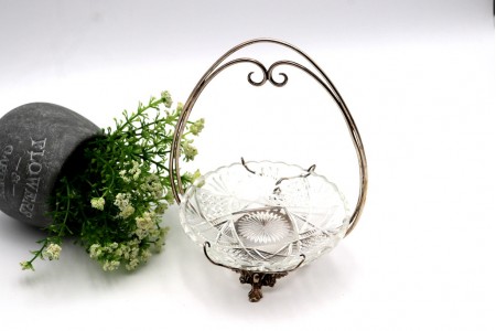  Bomboneira com estrutura em prata com alma em vidro lapidado e assente em três