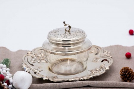 Bomboneira de prata e vidro com pires e relevos de flores