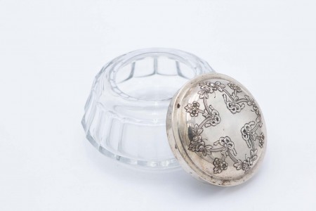  Bomboneira de vidro lapidado com tampa em prata