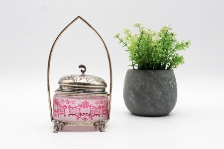  Compoteira com estrutura em prata com asa fixa, tampa amovivel com relevos e pomo, corpo em vidro gravado a ácido.