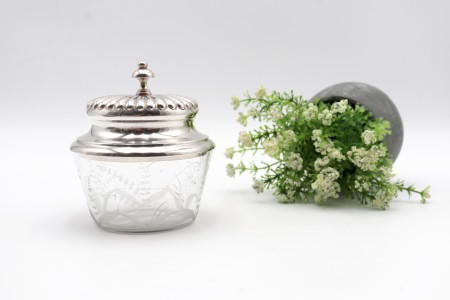 Bomboneira com alma de vidro gravada a ácido e tampa de prata canelada com pomo