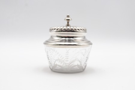 Bomboneira com alma de vidro gravada a ácido e tampa de prata canelada com pomo