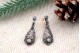 Brincos em prata e ouro com lascas de diamantes incustadas.