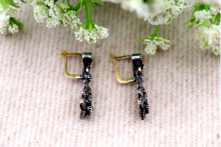 Brincos em prata e ouro com lascas de diamantes incustadas.