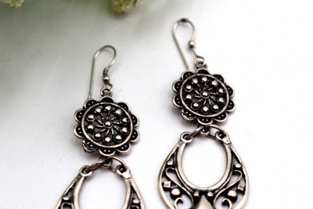 Brincos em prata com relevos e recortes, bombolinas oscilantes