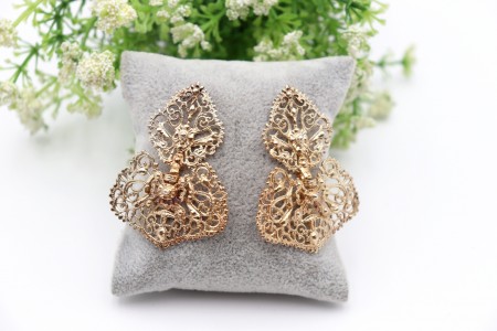 Par de brincos em prata dourada e recortada ao estilo filigrana