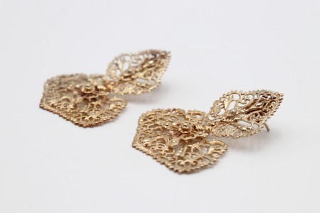 Par de brincos em prata dourada e recortada ao estilo filigrana