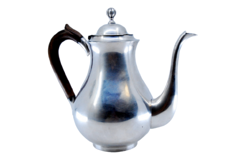 Chaleira em prata de corpo liso com tampa encimada por pomo e cabo em madeira de castanho.