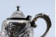 Chaleira em prata com relevos e no pomo da tampa amovível.
