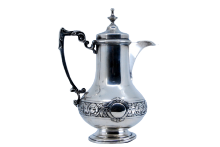 Chaleira em prata lisa,  relevado com conchas e volutas, e pomo na tampa.