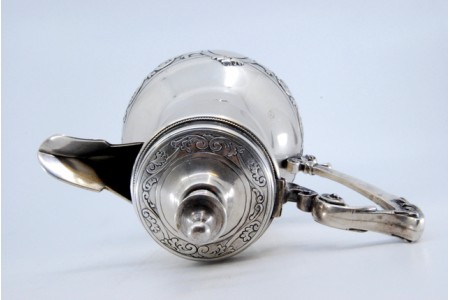 Chaleira em prata lisa,  relevado com conchas e volutas, e pomo na tampa.
