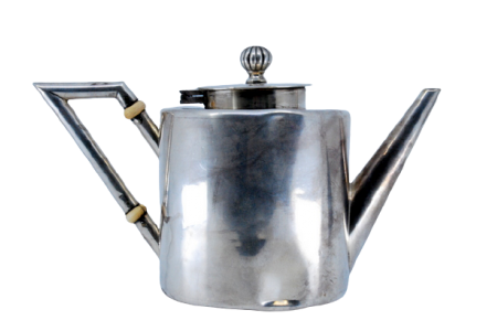 Cafeteira em prata lisa com pomo na tampa.