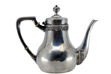 Chaleira em prata lisa com frisos no rebordo e bico, pega relevada e pomo na tampa.