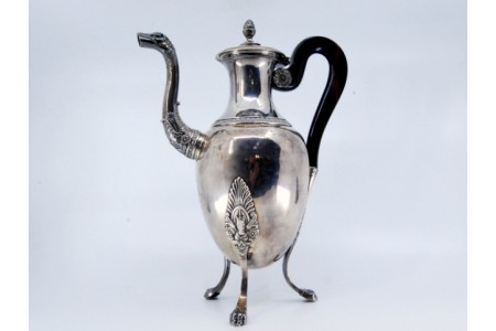  Cafeteira em prata com o corpo e tampa frisados e cabo em madeira de castanho, bico com figura mitológica e assente sobre três pés alteados.